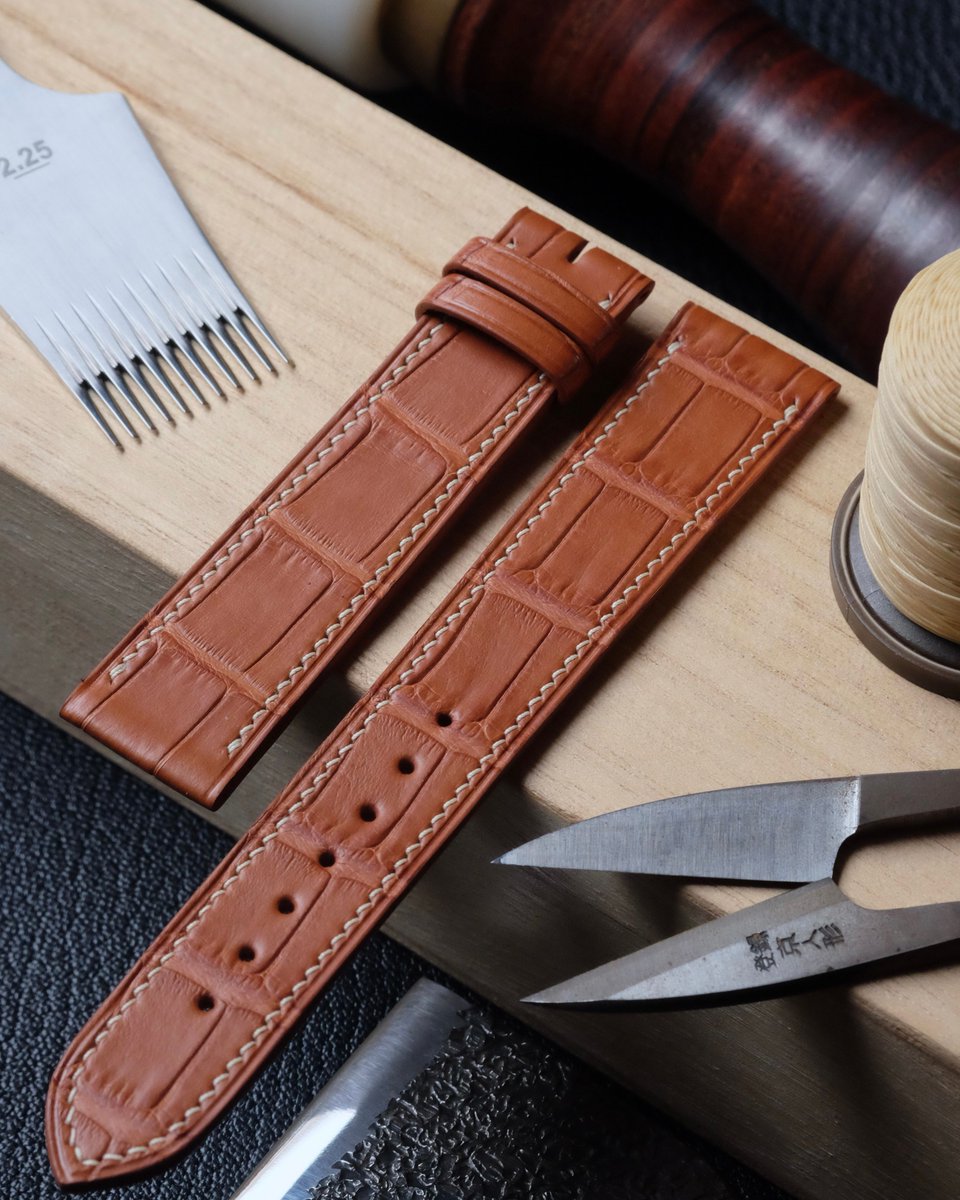 AtelierDecoster's tweet image. Bracelet Cartier (plat 2.5 mm) en alligator mavala gold, fil cream (XXS) et peinture des bords gold #atelierdecoster #decoster #artisan #handmade #handstiched #handmadeinbelgium #madeinbelgium #handmadewatchstrap #bespokewatchstrap #customwatchstrap #handmadeleatherwatchstrap