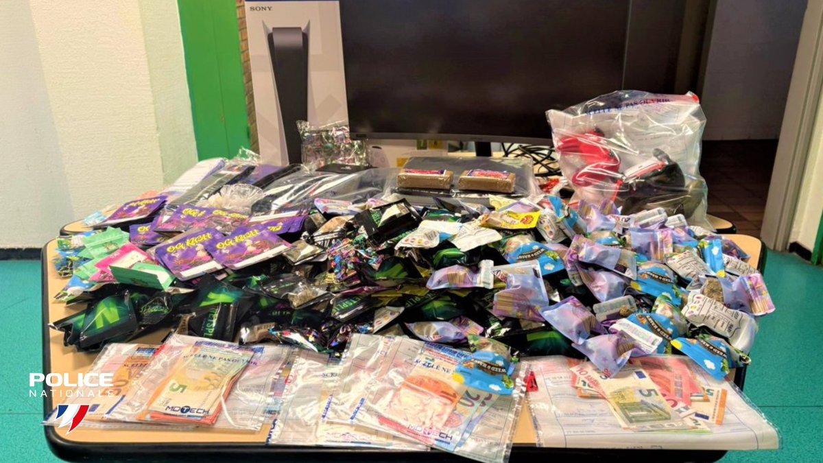 PoliceNationale's tweet image. Trafic de stupéfiants : un réseau démantelé à Cergy (95).
Depuis septembre 2024, un trafic opérant dans plusieurs quartiers de Cergy a été démantelé par les policiers. L’enquête a permis la mise au jour d'une organisation rodée, s’appuyant notamment sur des mineurs pour les…