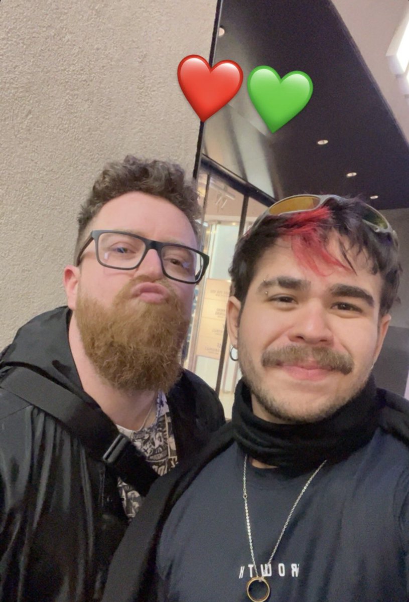 blodjul's tweet image. a fotinha do guaxi e do luba, os corações vermelho e verde 😭❤️‍🩹