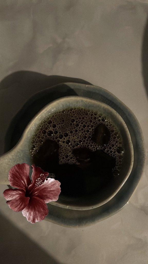 _ill2w's tweet image. صايره مدمنة اكواب 🩶🩶