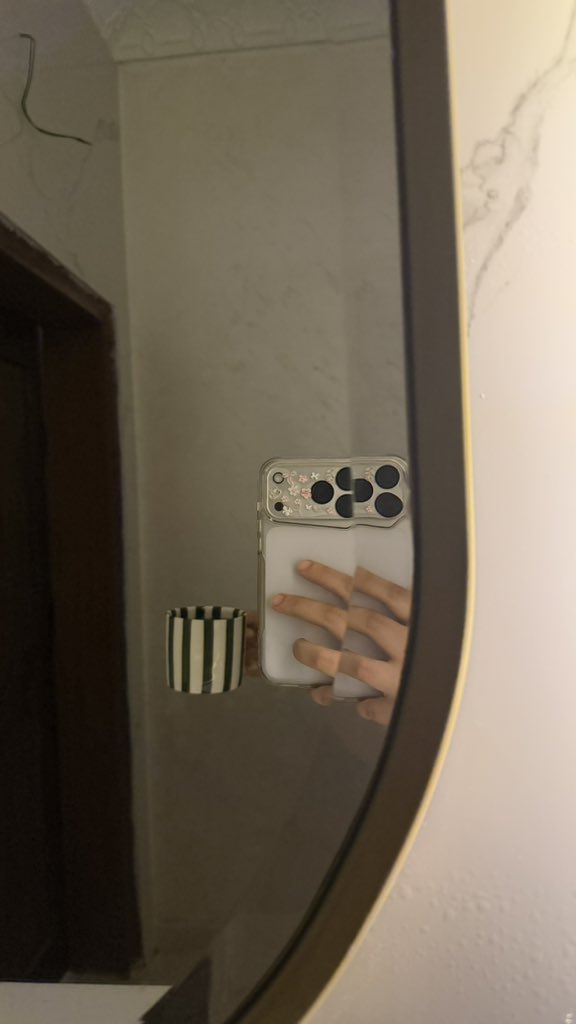 _ill2w's tweet image. صايره مدمنة اكواب 🩶🩶