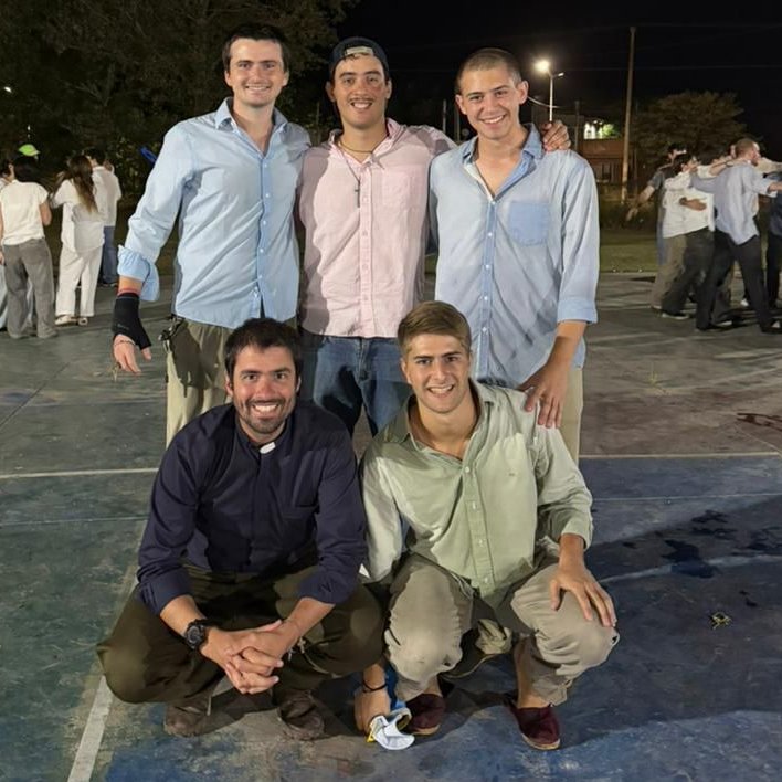 Para un fútbol 5, una reunión de grupo de vida, una tentada generalizada, organizar un campamento, ir a Luján, organizar una misión e incluso para recuperar las Malvinas, estos serán siempre los primeros con quienes quiero rodearme. Gracias por otro episodio juntos.