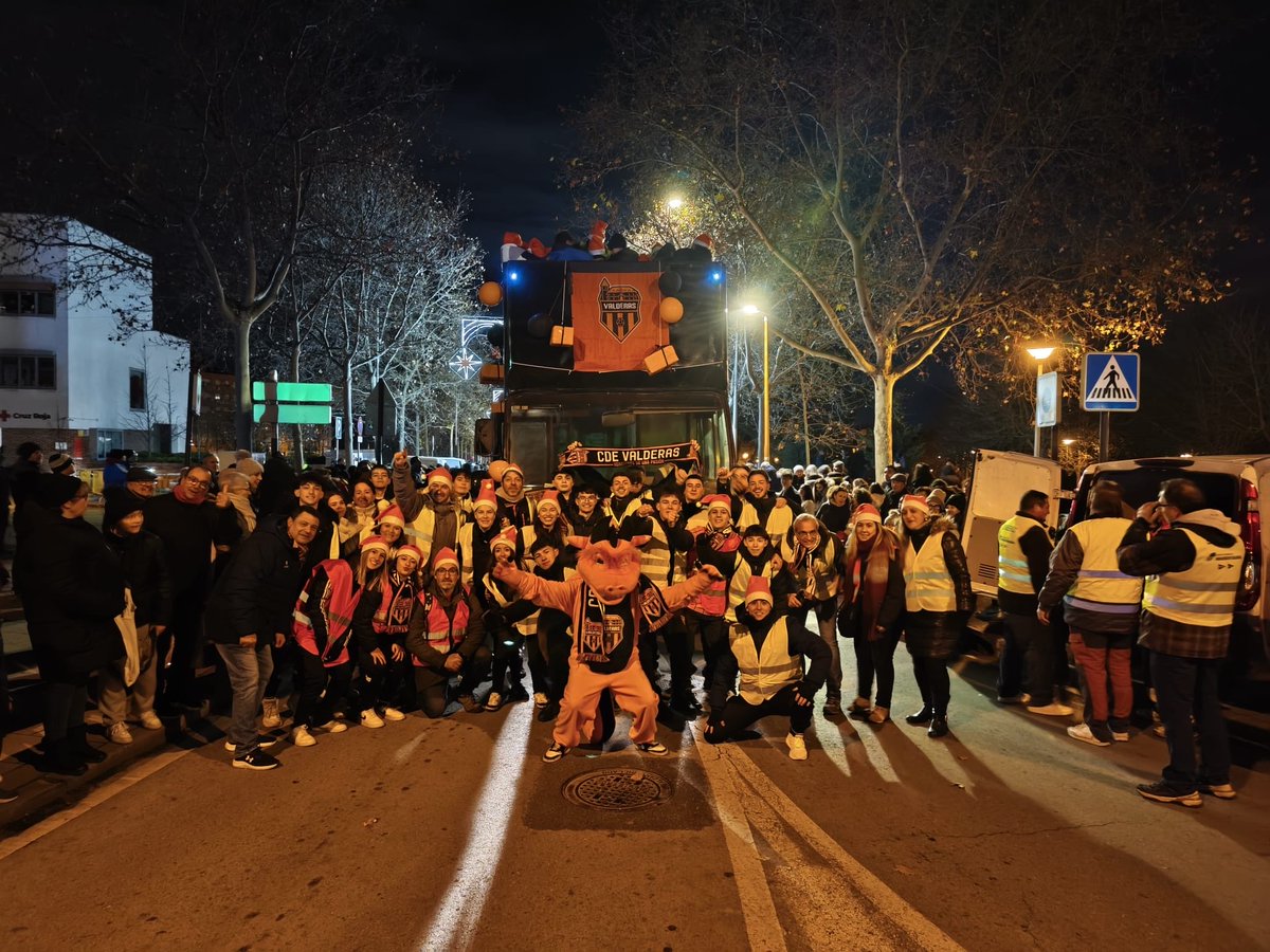 valderas_fs's tweet photo. La Marea Naranja volvió a llenar de ilusión y alegría las calles de Alcorcón 🧡🍬✨

3er año, el CDE Valderas participó en la Cabalgata de Reyes 👑 

¡Incluso con Valdi, que no paró de contagiar felicidad! 🐉😁
Gracias a quienes lo hicisteis posible.
 ¡Feliz Día de Reyes! 🎁🧡 https://t.co/XDu1rPZr0H