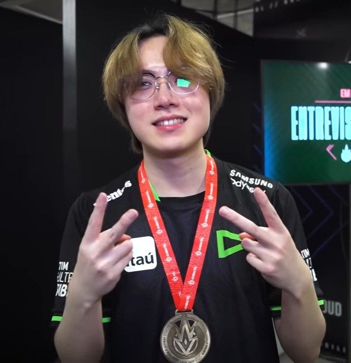 dailylllol's tweet image. 🐉 .𖥔 ݁ ˖ 𝗨pdate

Hoje 6 de janeiro é aniversário de um dos maiores ídolos da Loud. Croc.

Ele chegou em 2022 para somar junto no nosso time e acabou se provando o maior import que a nossa região já teve o prazer de receber.

Feliz aniversário, ídolo!

@crocjg ! &amp;lt;3