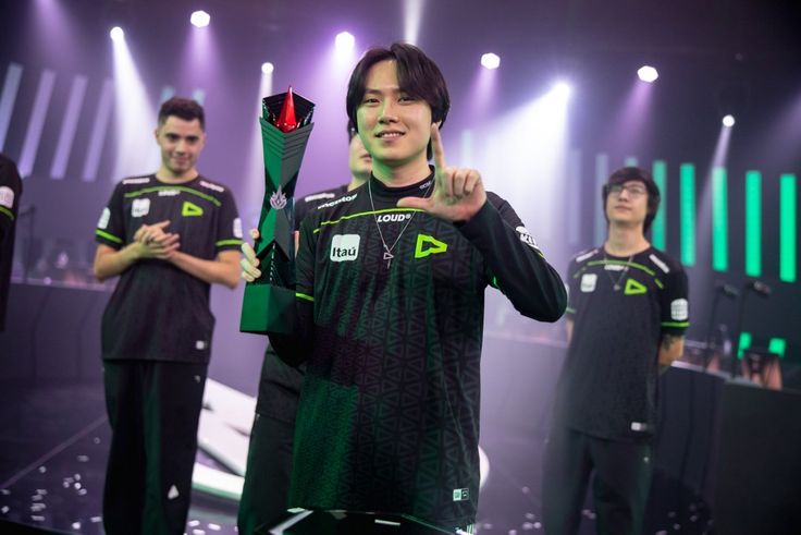 dailylllol's tweet image. 🐉 .𖥔 ݁ ˖ 𝗨pdate

Hoje 6 de janeiro é aniversário de um dos maiores ídolos da Loud. Croc.

Ele chegou em 2022 para somar junto no nosso time e acabou se provando o maior import que a nossa região já teve o prazer de receber.

Feliz aniversário, ídolo!

@crocjg ! &amp;lt;3