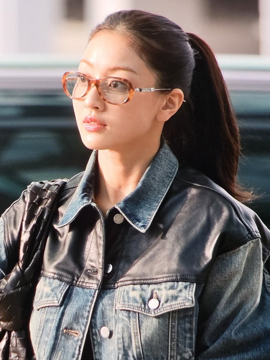 misahyundk's tweet photo. Jihyo in specs is so pretty 🤯

#TWICE #MOMO https://t.co/FJa0yF8fnA