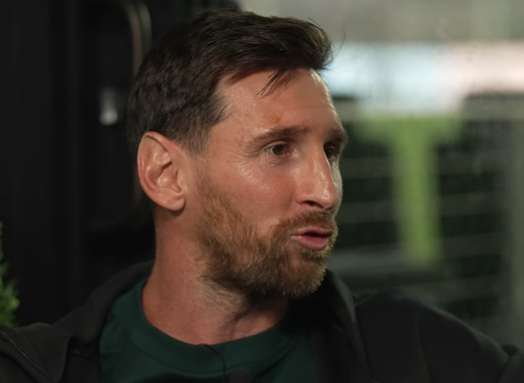 TouchlineX's tweet photo. 🚨🗣️ Leo Messi on his 'order' obssession: "Antonela always reproaches me about order, but I’ve always been OBSESSED with order."

"In the beginning I changed her... She was a disaster and I was very, very orderly. Now we’re at about the same level."

"I’m the kind of person who has the clothes laid out the day before for training, everything in its place."

"Also, I DON'T LIKE people touching my things. I have to know exactly where everything is... Thiago is just like me. Ciro too, in many ways."