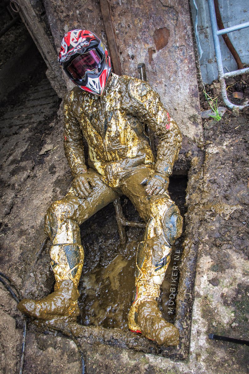Didn't I put on a white suit this morning?! 💩🐮😏😈

#Manure #Dirty #Dainese #Leathers #Gear #Slurry #Cowshit #Gülle #Guelle #Helmet #Airoh #Aviator #Gloves #Smelly #MX #DirtyMX #Farm #DirtyFarm