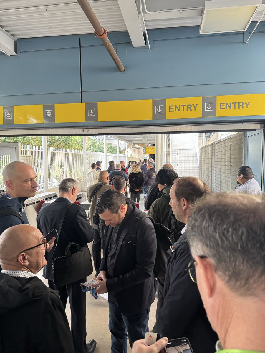 ベガスはCES一色。約45分後の現地時間10時からオープンの為、一斉に各所混み合ってきた。