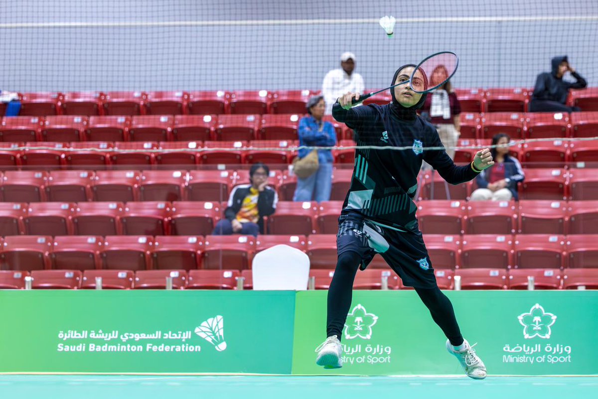 نبارك لطالبتنا البطلة ألما فضل مشاركتها المتميزة في بطولتي كرة الريشة على مستوى المملكة 🇸🇦🏸
حيث حققت المركز الثالث في بطولة المملكة للناشئين،
ثم واصلت تألقها وتأهلت إلى بطولة النخبة لتحصد المركز الثاني 🥈.
إنجاز نفخر به ويعكس روح التميز والطموح 💫
We congratulate our champion