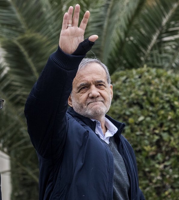 پزشکیان: من به فکر دور دوم و انتخاب شدن یا نشدن نیستم ولی یقین بدانید رانتخواری عده ای خاص را در کشور برخواهم چید… 
این یعنی رئیس جمهور به جنگ تمام عیار با مافیایی رفته که چنددهه بسان اختاپوس در مملکت ریشه دوانده اند! کاری که هیچ رئیس جمهوری حتی جرأت عنوان کردنش را نداشت. 
با