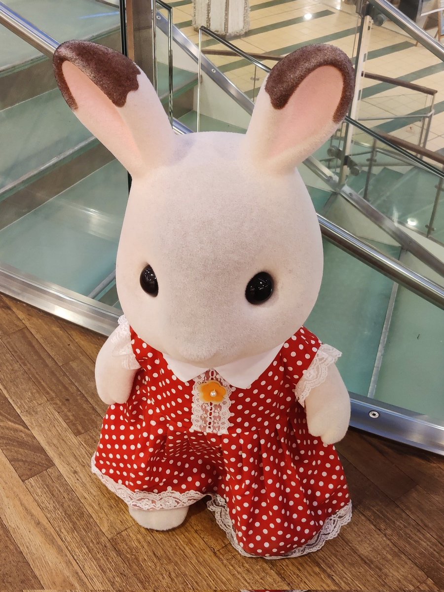 CalmingMadness's tweet image. I went shopping today and had lots of fun! I saw this huge Sylvanian Families statue outside one of the stores 🛍️🩷