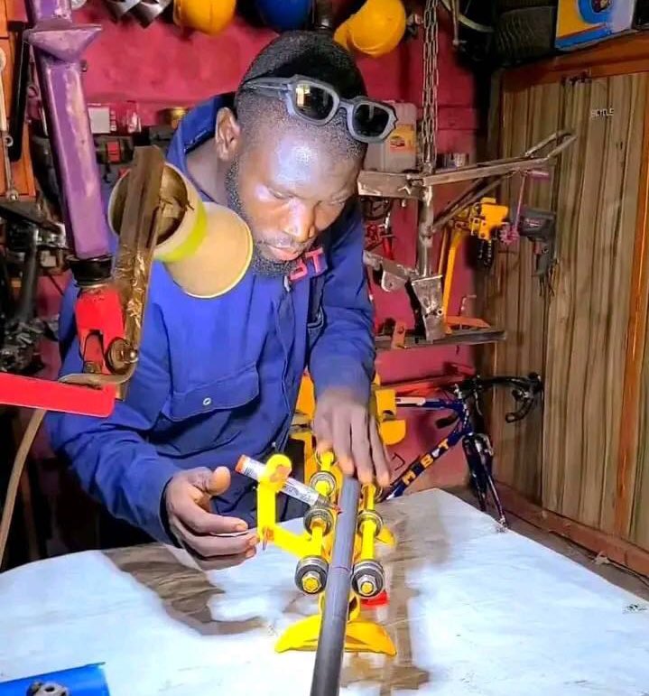 AfricaFirsts's tweet image. Instead of scamming, Nigerian youth are building bikes.
Made in Nigeria 🇳🇬 by Engr Umar Yusuf.
Old school engineering, modernised with pride.