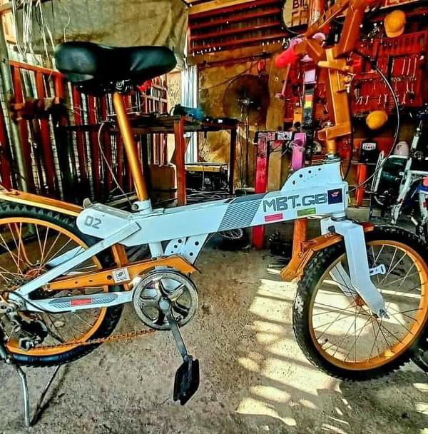 AfricaFirsts's tweet image. Instead of scamming, Nigerian youth are building bikes.
Made in Nigeria 🇳🇬 by Engr Umar Yusuf.
Old school engineering, modernised with pride.
