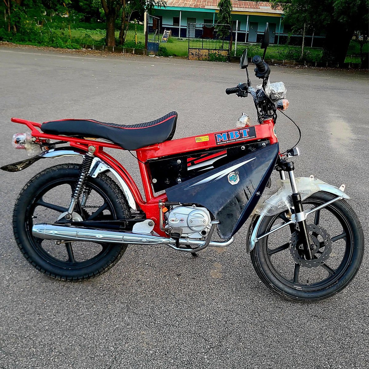 AfricaFirsts's tweet image. Instead of scamming, Nigerian youth are building bikes.
Made in Nigeria 🇳🇬 by Engr Umar Yusuf.
Old school engineering, modernised with pride.
