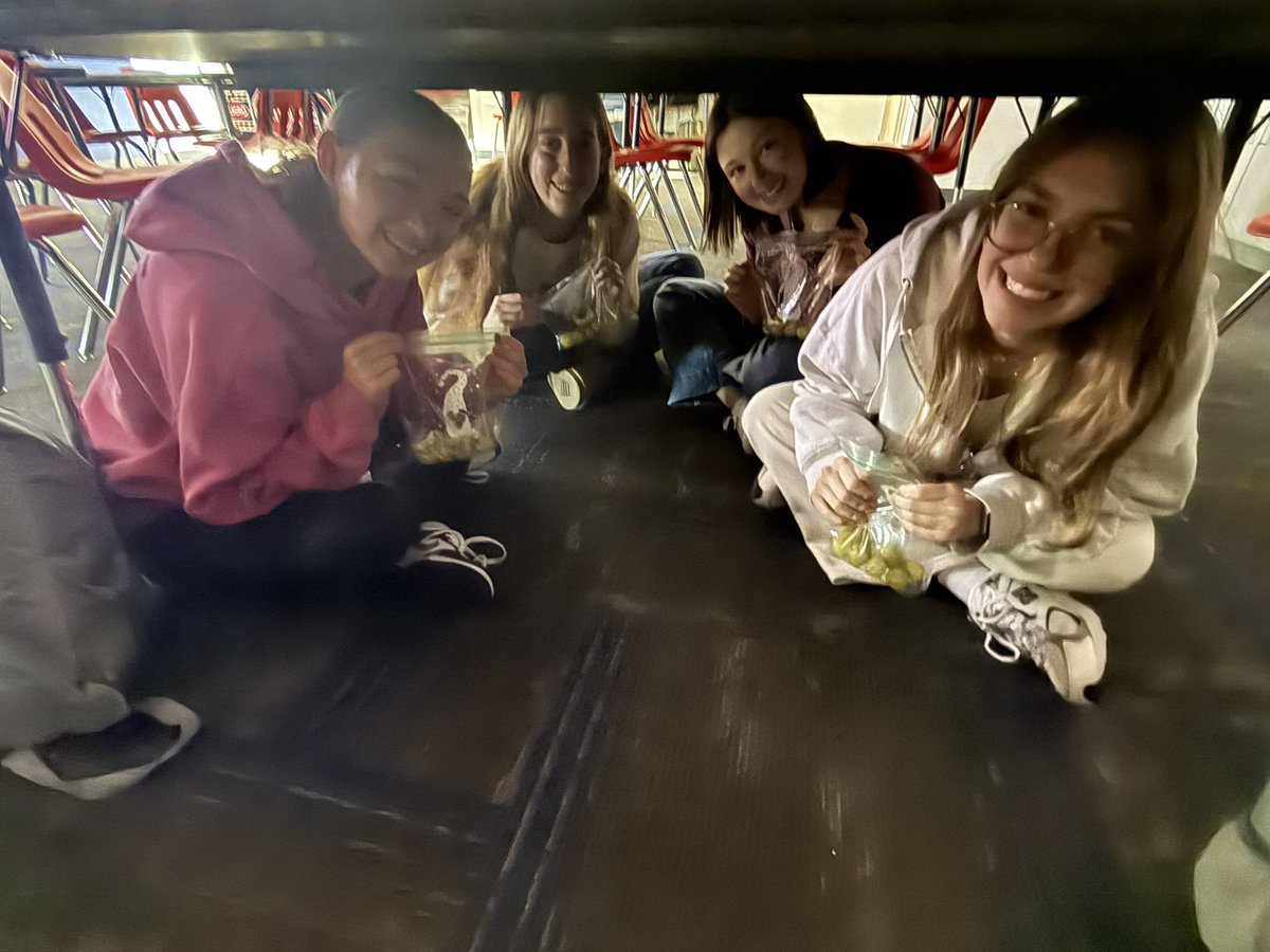 #FelizAnoNuevo2026 <a href="/Platteview_HS/">Platteview Trojans</a> #DoceUvas #Tradición #BuenaSuerte 🍇❤️