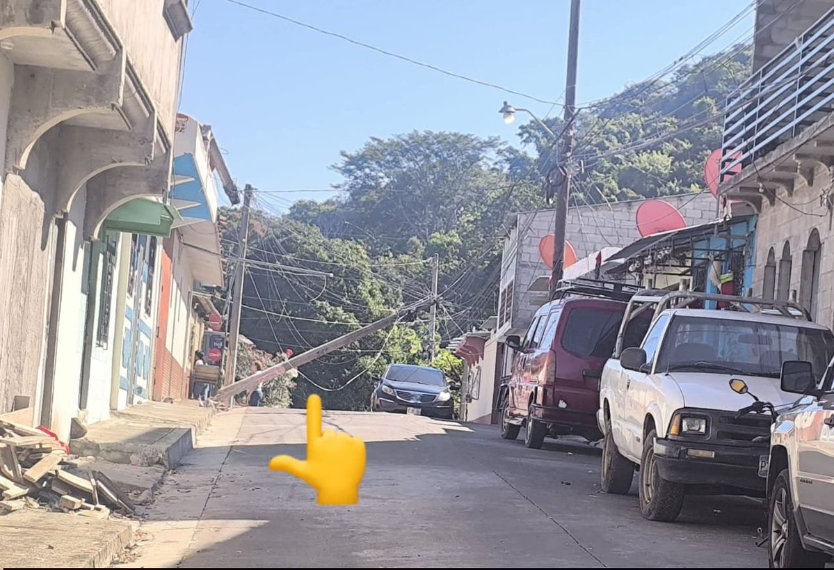 donmartuit's tweet image. URGENTE
Vía WharsApp, nos reportan que un poste se ha caído luego que una moto chocara contra el. 
#TraficoSV 
Ha quedado colgando, por lo que solicitan el apoyo de las autoridades para el reemplazo. 
Es en el barrio Concepción del distrito de San Esteban Catarina.

cc…