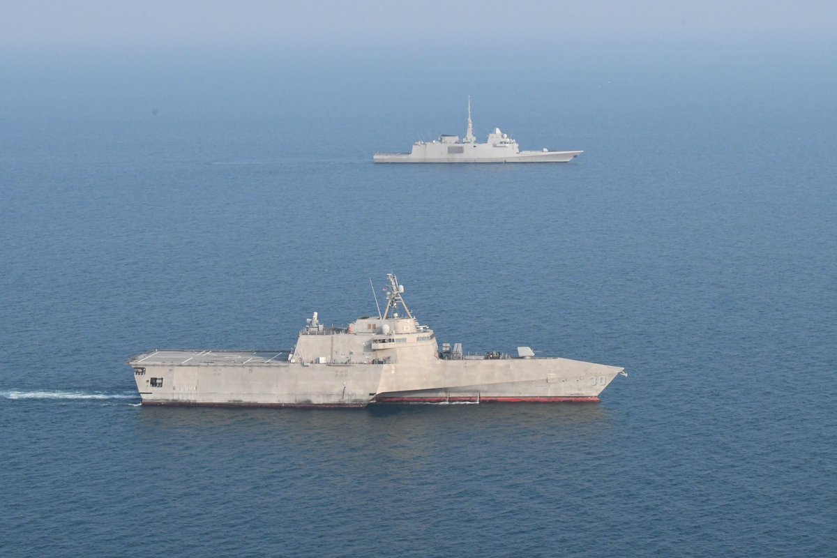 EtatMajorFR's tweet photo. 📍 Golfe Arabo-Persique | Coopération navale 🇫🇷🇺🇸
 
➡️ Entraînement à la manœuvre entre une FREMM 🇫🇷 et l’USS CANBERRA 🇺🇸.

⚓️ Manœuvres tactique
🧭 Coordination et sécurité en mer
🤝 Renforcement de la coopération entre marines alliées
 
Entraînement interallié au service de la sécurité maritime 🌊🌍