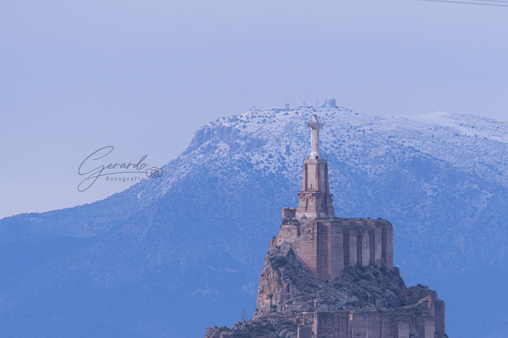 ¡Espectacular perspectiva! Esta mañana (06/01/2026), desde las inmediaciones de #ElRaal, pedanía de #Murcia, en un tramo con buena visibilidad en la Carretera RM-303, vistas hacia el Cristo de Monteagudo y #SierraEspuña (#Murcia) con su capa de #nieve. Imágenes: <a href="/Gerardocayuelas/">Gerardo</a>.