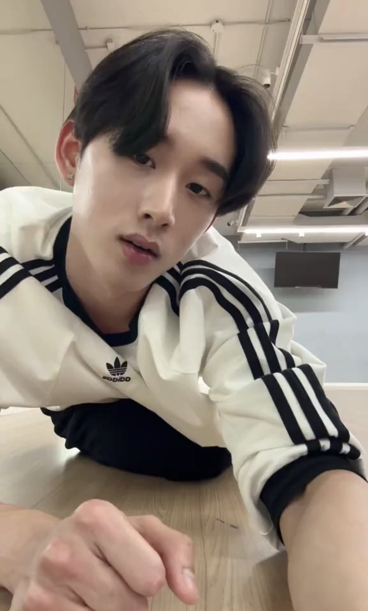 floofandfin's tweet image. #est_rvp 🫱🏻🫲🏻 #beonnnie 

They besties for real