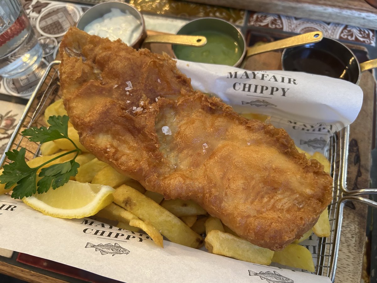 早速、この店のフィッシュ&チップス、「Fried haddock or hake, chips