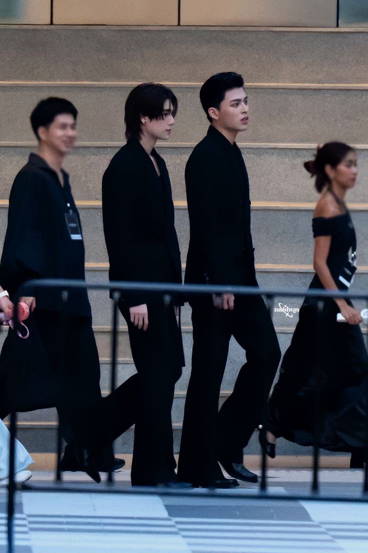 phuwlw's tweet image. wow