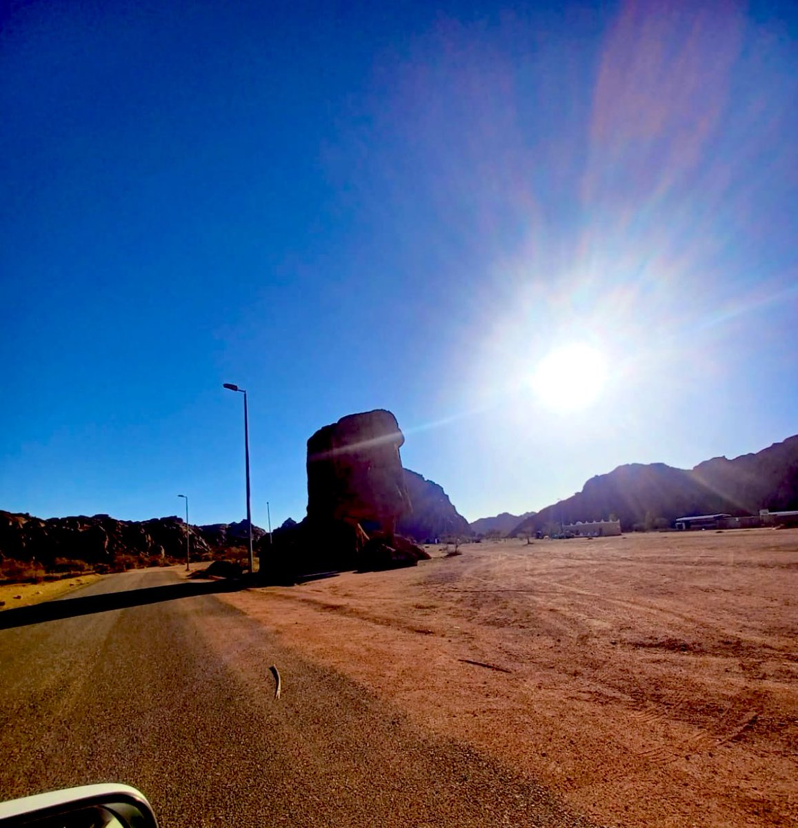 لقد حاولتُ اللحاق بالصالحين
فجاءت خطواتي عرجاء مُثقلة
هم يسرعون السير ، وأنا أسير وأتعثر، 
وأصيب وأخيب
يا اللّٰه..لست صالحًا كما يجب فأعنّي
وإن ضللت الطريق فردني، يا الله 
#مساء_الخير_والسعاده 😌☕️
#فضفض_بتغريده 🌼✨