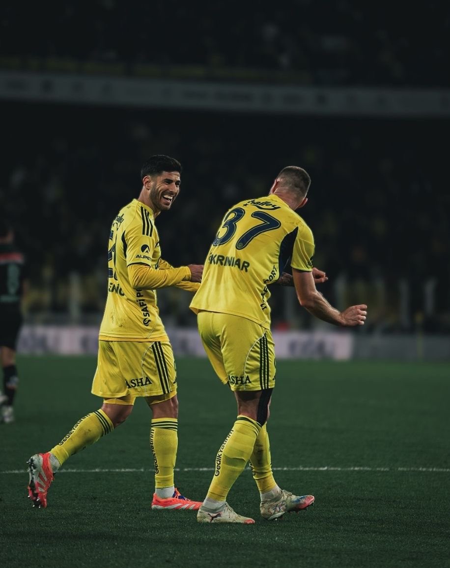 Skriniar ve Asensio büyük takimlardan kendilerine gelen teklifleri Fenerbahçe'de mutluyuz diye reddetmişler.. duygulandik ve mutlu olduk ne yalan söyleyeyim🥹🥺