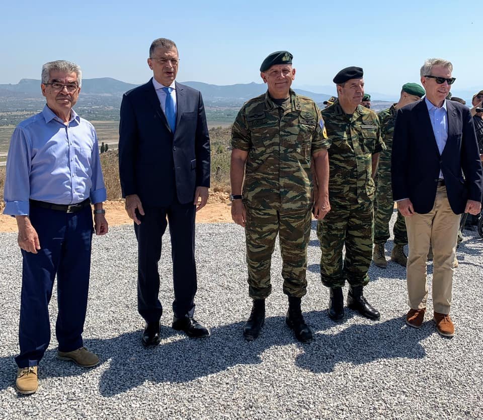 Επί δημαρχίας του Γ.Σταμούλη (πρώτος αριστερά), αντιστρατήγου ε.α, ξεκίνησε στα Μέγαρα η κατασκευή του παράνομου τζαμιού των Πακιστανών.

Πες μου τον φίλο σου...