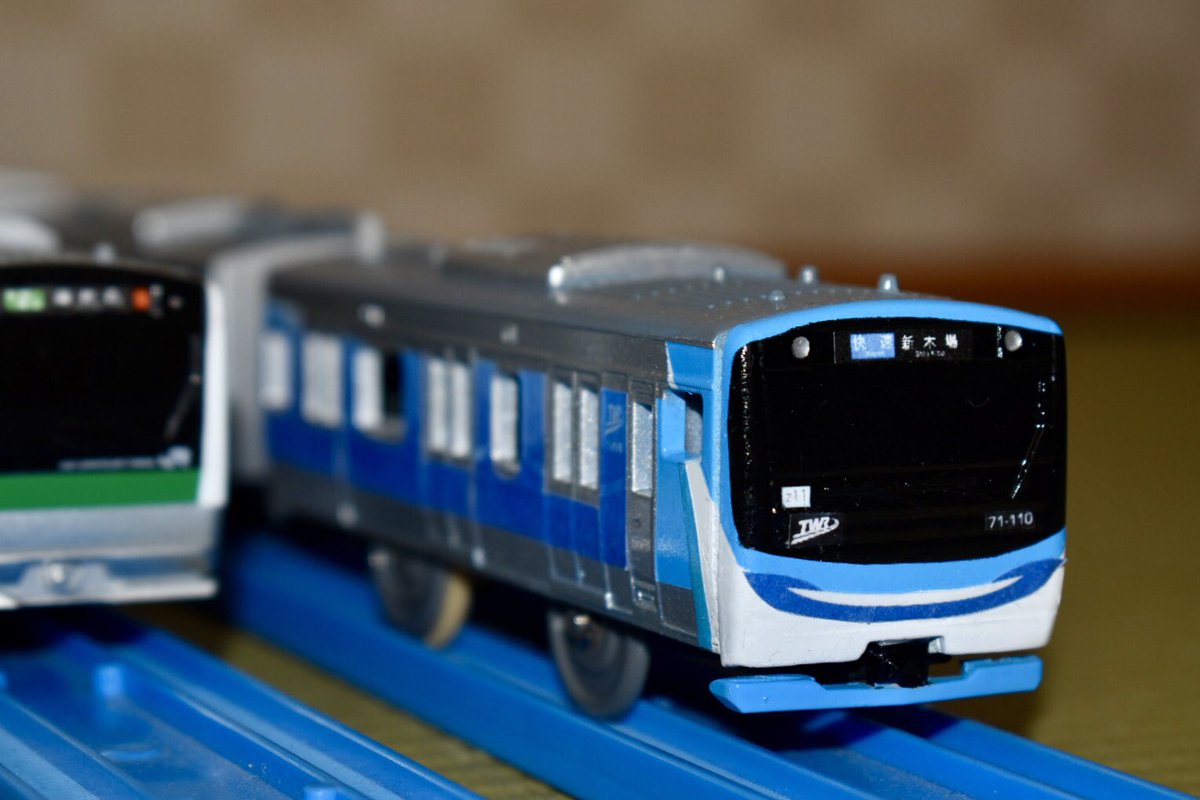 HAMARINGOU's tweet photo. 新作！　
東京臨海高速鉄道 りんかい線 71-000形 完成です！

種車は顔がE233系で車体とスカートがE235系です。2年ぶりにプラレールを改造したので苦戦しましたが無事仕上げられました。加工はE233系とほとんど同じですが塗装は非常に苦労しました😅

#改造プラレール
#りんかい線 https://t.co/XOp151jJiO