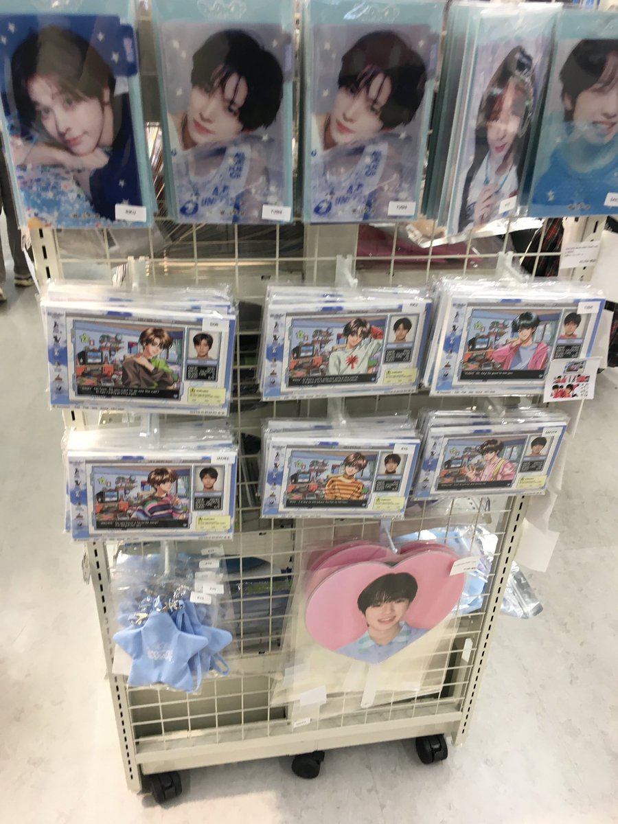 postit0628's tweet photo. 아까 오사카 애니메이트에 내가 아는 모든 엔시티위시 굿즈가 있어서 개충격받음 https://t.co/fiLzTc2W29