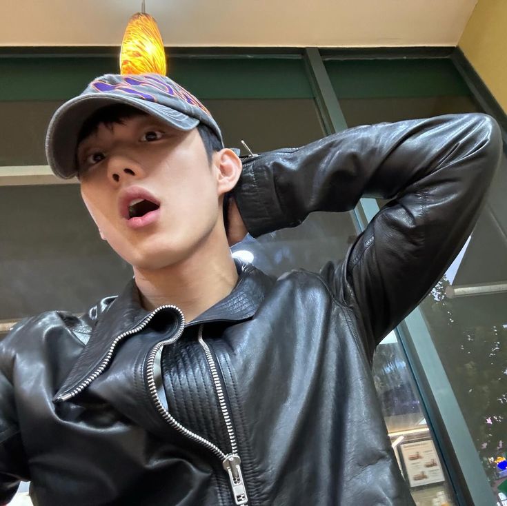 prubential's tweet image. ㅤ

#fromHITHER
ℬ𝗲𝗻𝘇𝗶𝗼𝗻 uploaded new post.

💬 H-1: NEW YEAR 2026. Who's ready?! 💥
ㅤ
ㅤ