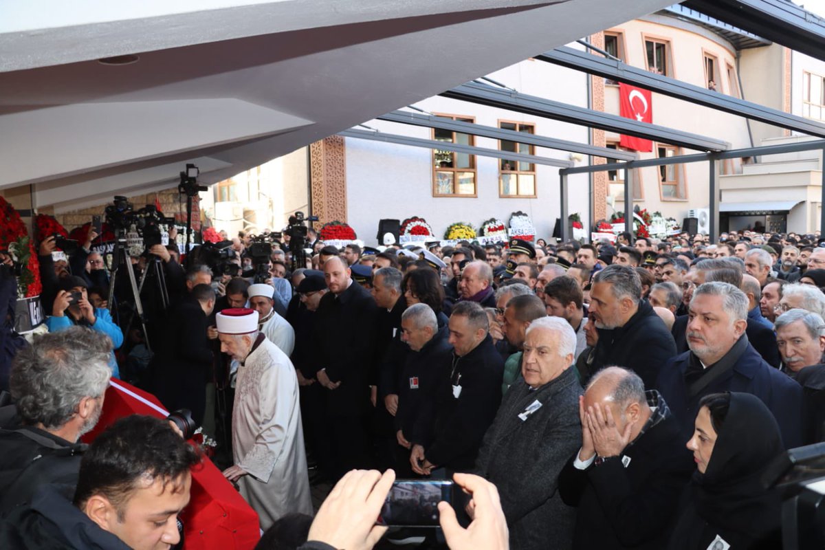 vekilince's tweet photo. Yalova’da şehit olan kahraman polislerimizi son yolculuğuna uğurladık. Yaralı polislerimizi tedavi gördükleri hastanede ziyaret ettik. 

Türk Milleti’nin başı sağolsun 🇹🇷 https://t.co/s7lwZYuaqh