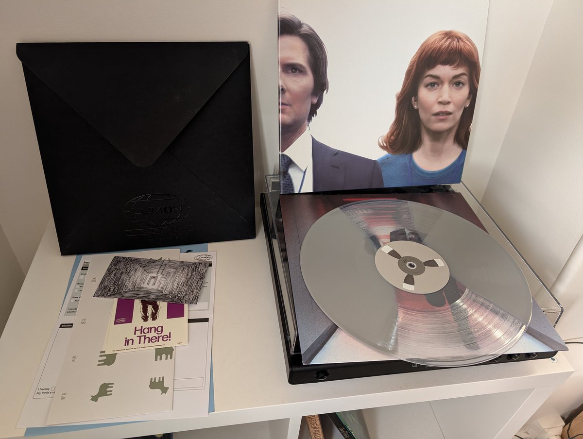 Omg reçu le vinyle Severance, vraiment trop cool le coffret 🥰