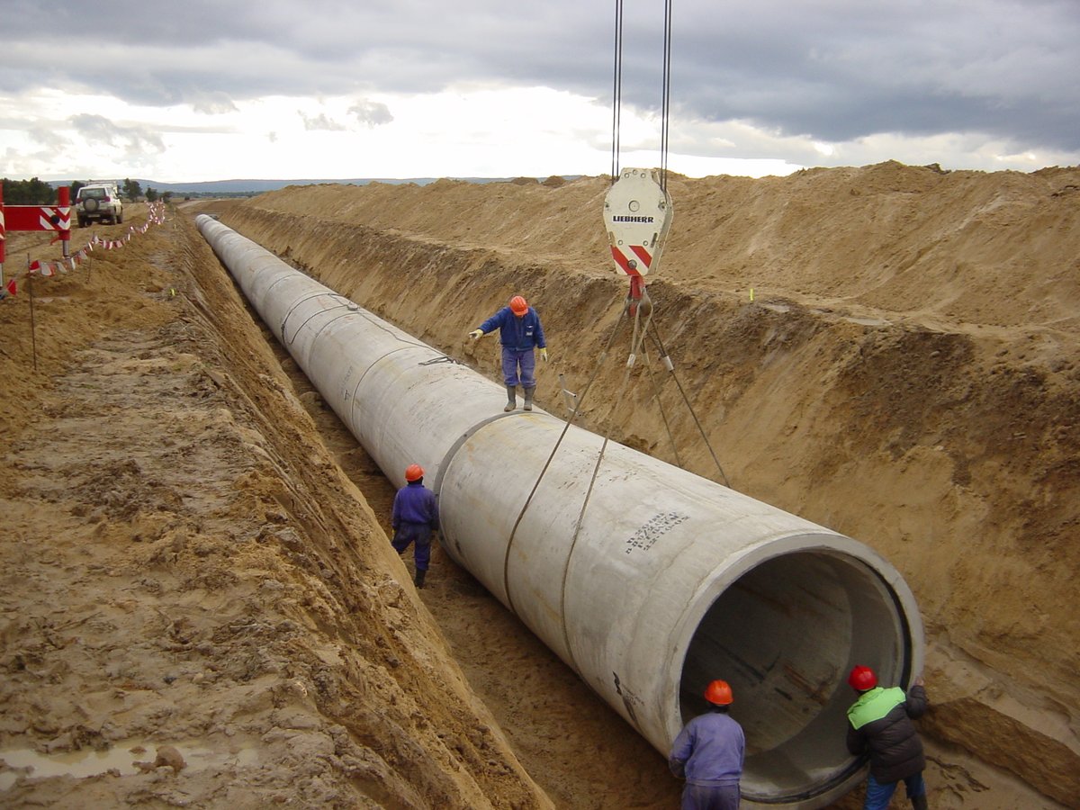 Atribuir el estallido de una tubería de hormigón pretensado (PCCP) a “vencimiento de vida útil” no es correcto. La PCCP es una estructura pretensada: si el alambre conserva integridad y concreto está en compresión, la vida útil se evalúa por condición, no por calendario.