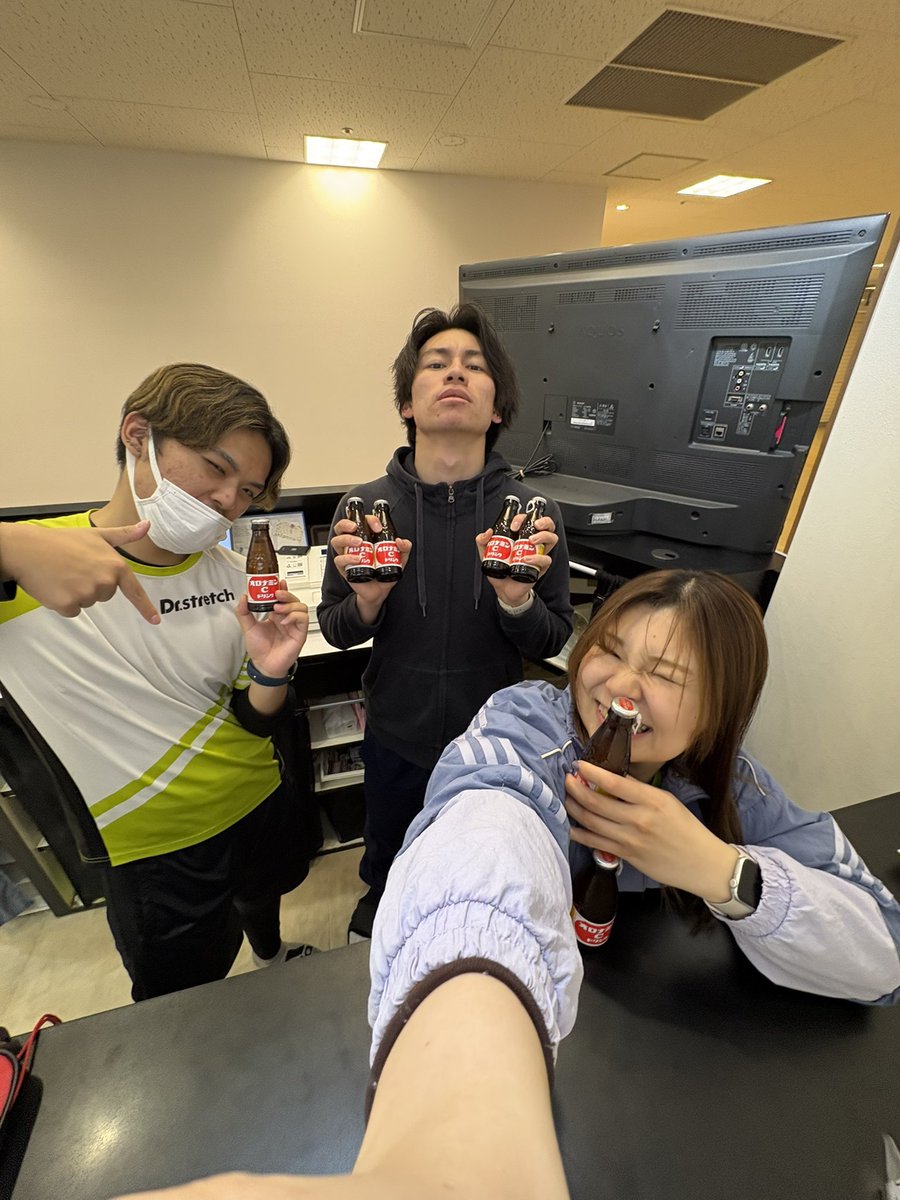 ds_okn's tweet photo. 2025年仕事納め！！
たくさんのお客様のおかげで1年間走り切ることが��きました🙇‍♀️

早めに2026年の漢字を朝礼で書きました！
【憶】記憶に残る1年にします✨

最後は差し入れで頂いたオロナミンCを草加店恒例のジャンケン大会で3本ゲットしました✊ ✋ ✌

草加店4日間の冬休み楽しませてもらいます♥️ https://t.co/qUaHlU39Eq