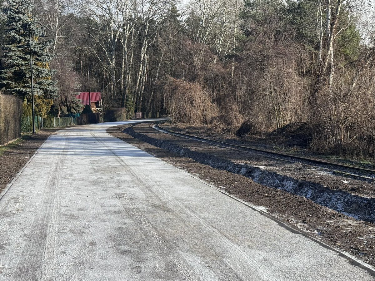 Gwit_Jakub's tweet photo. Na wysokości kompleksu do sportów plażowych w Przybrodzinie, gm. Powidz rozbudowaliśmy o blisko 300 m promenadę spacerowo-rowerową, z budową oświetlenia. Zadanie z udziałem środków #UE @funduszeuewlkp 
#samorząd https://t.co/qcRLAJ68zt