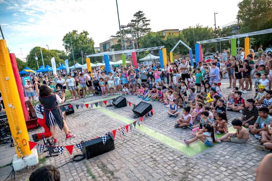 MuniRosario's tweet image. 🛝 LA ESPERANZA RENOVADA
🌳🤹Reinauguramos Plaza La Esperanza, el remodelado espacio de Superí y Pizzurno, donde se incorporaron juegos infantiles y se realizaron tareas integrales de reacondicionamiento en el playón existente.
Más info ➡️rosarionoticias.gob.ar/page/noticias/…