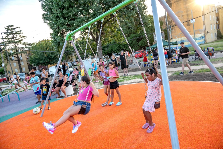 MuniRosario's tweet image. 🛝 LA ESPERANZA RENOVADA
🌳🤹Reinauguramos Plaza La Esperanza, el remodelado espacio de Superí y Pizzurno, donde se incorporaron juegos infantiles y se realizaron tareas integrales de reacondicionamiento en el playón existente.
Más info ➡️rosarionoticias.gob.ar/page/noticias/…