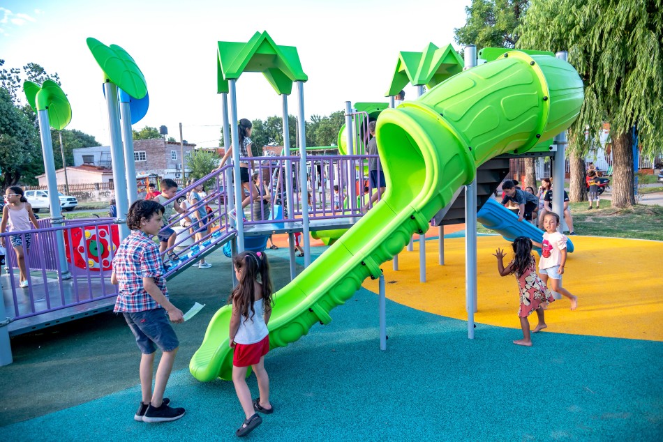 MuniRosario's tweet image. 🛝 LA ESPERANZA RENOVADA
🌳🤹Reinauguramos Plaza La Esperanza, el remodelado espacio de Superí y Pizzurno, donde se incorporaron juegos infantiles y se realizaron tareas integrales de reacondicionamiento en el playón existente.
Más info ➡️rosarionoticias.gob.ar/page/noticias/…