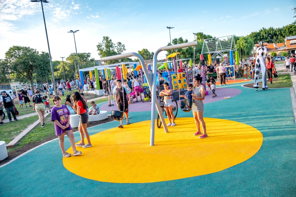MuniRosario's tweet image. 🛝 LA ESPERANZA RENOVADA
🌳🤹Reinauguramos Plaza La Esperanza, el remodelado espacio de Superí y Pizzurno, donde se incorporaron juegos infantiles y se realizaron tareas integrales de reacondicionamiento en el playón existente.
Más info ➡️rosarionoticias.gob.ar/page/noticias/…