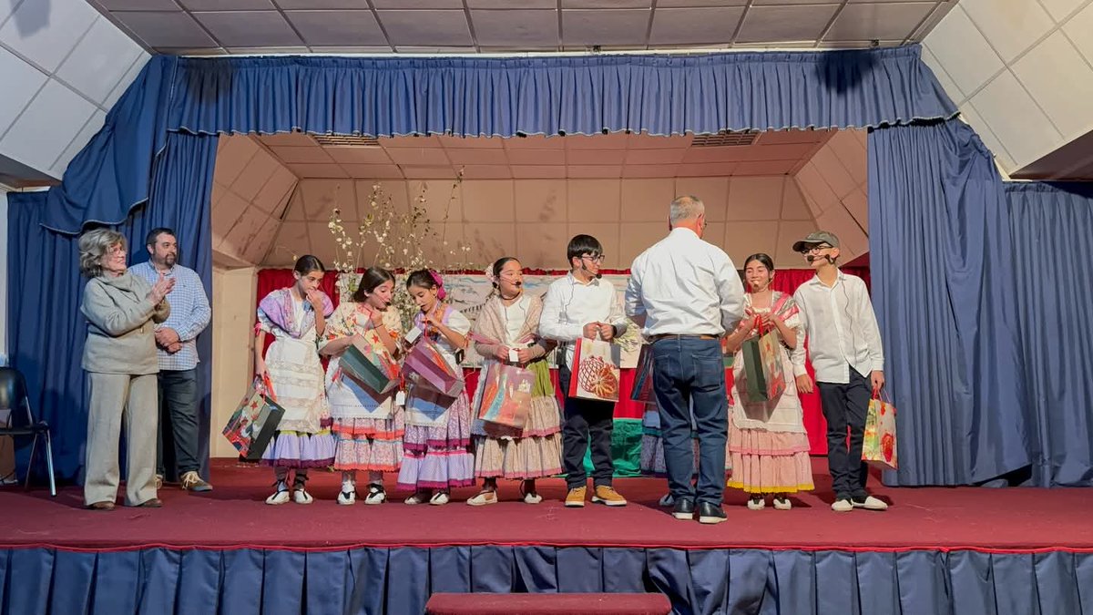 PLIEGO 
La asociación de jubilados y pensionistas de Pliego, organizó una jornada cultural,  con motivo de la navidad, en la que se recitó poesía, hubo teatro representado por los niños del grupo de coros y danzas Santiago Apóstol. Una jornada que bien vale repetir.