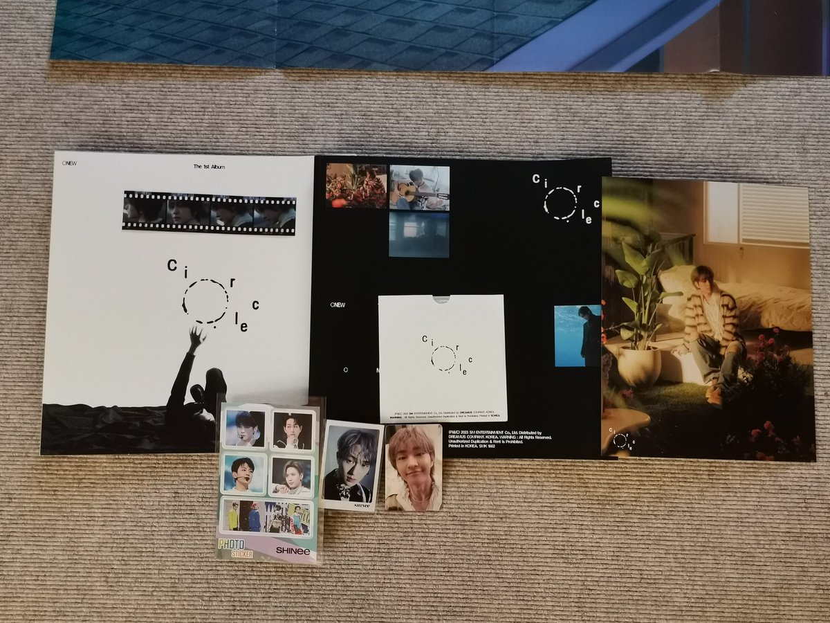 ElasLittleWorld's tweet photo. My Christmas present just arrived. I'm so happy! And the poster is so big! I really love it. 💙🩵 The photoalbum has such beautiful pictures and I love the photocards/stickers.🥰 "Circle" is one of my fave songs EVER from #ONEW and I LOVE the album #ONEW_Circle dearly. https://t.co/LXVae1NzBl