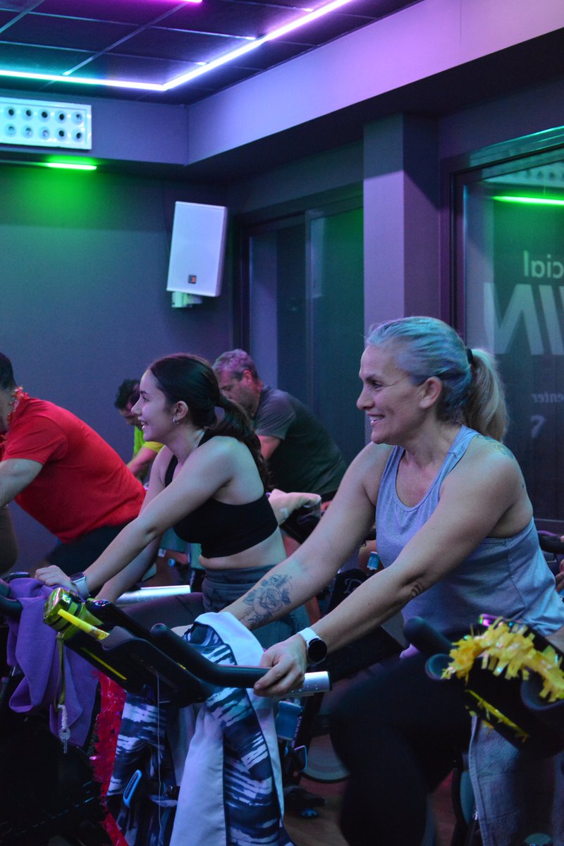 Ayer inauguramos nuestra nueva Sala Spinning 🙌🏻 Ahora con luces que convierten el pedaleo en una experiencia más inmersiva y se adaptan a la música para que cada canción sea un impulso motivador 🚲

#LasMesas #Estepona #Spinning #Feliz2026 #CuidaTuSaludEnLasMesas