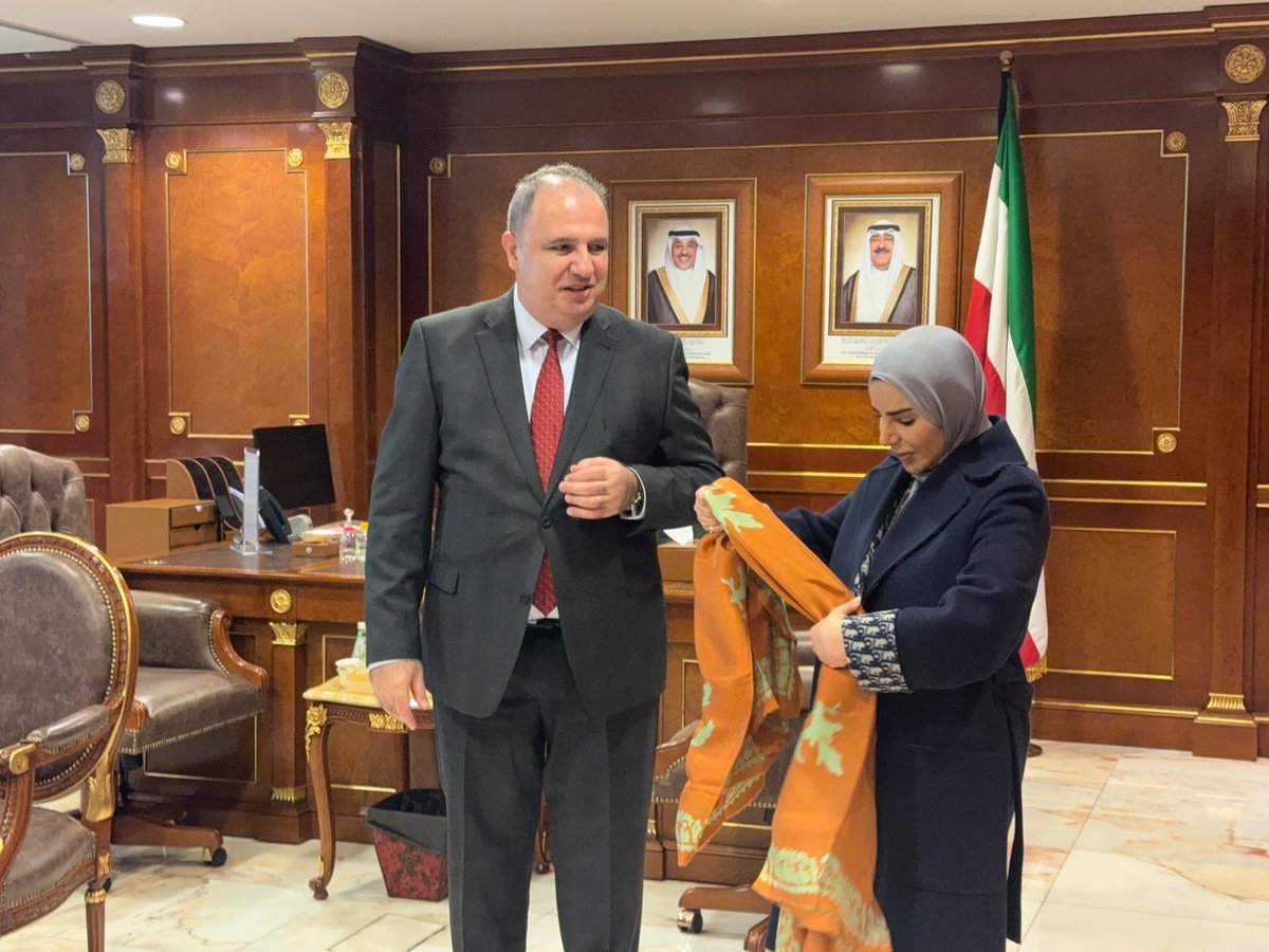 AzEmbKuwait's tweet image. Azərbaycan Respublikasının səfiri Emil Kərimov ilə #Küveyt Dövlətinin Sosial Məsələlər, Ailə və Uşaqlıq Məsələləri naziri Dr. Əmsal Hadi əl-Huveylə arasında keçirilən görüşdə ikitərəfli əməkdaşlıqla bağlı müxtəlif məsələlər müzakirə olundu.