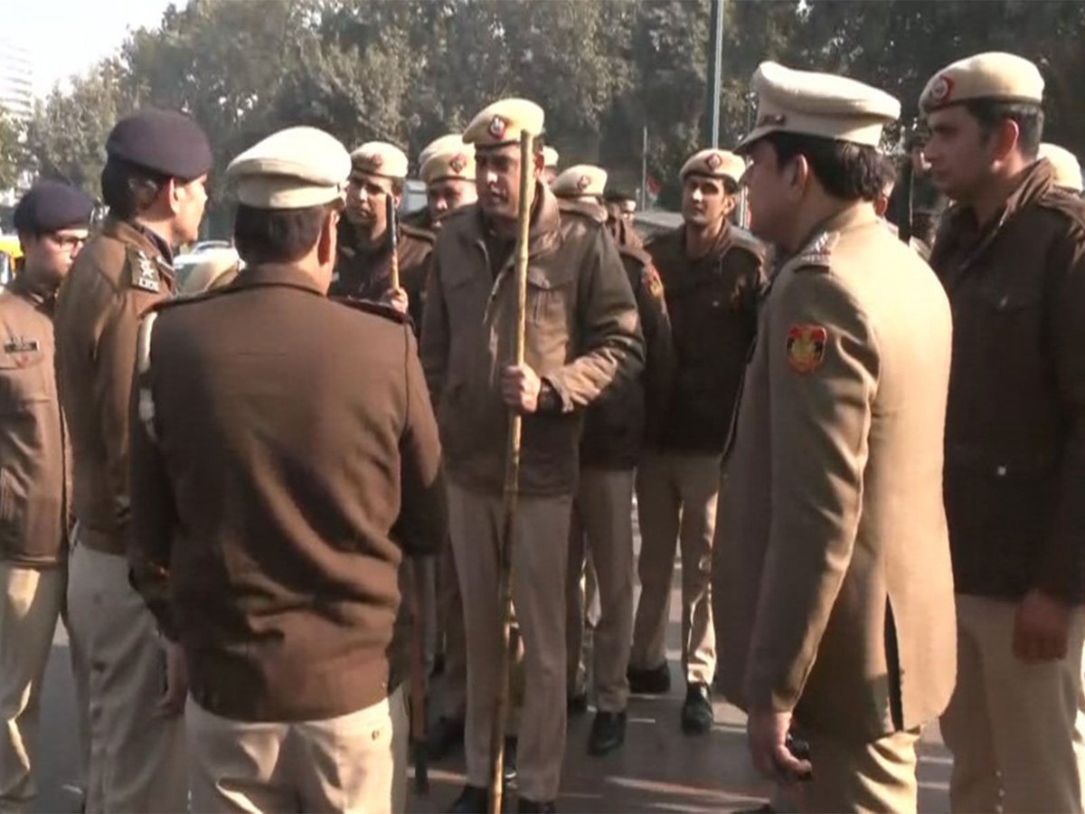 ani_digital's tweet image. Delhi Police conducts mock drills, tightens security at Connaught Place area ahead of New Year celebrations

Read @ANI Story | aninews.in/news/national/… 

#DelhiPolice #CannaughtPlace #NewYear2016