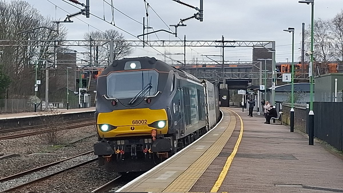 RbxTrains's tweet photo. More photos today at Lichfield Trent Valley including the Climatino (390 121), the Poppolino (390 151) and 390 200 (390 016) and DRS 68 002 https://t.co/kto6kquGHi