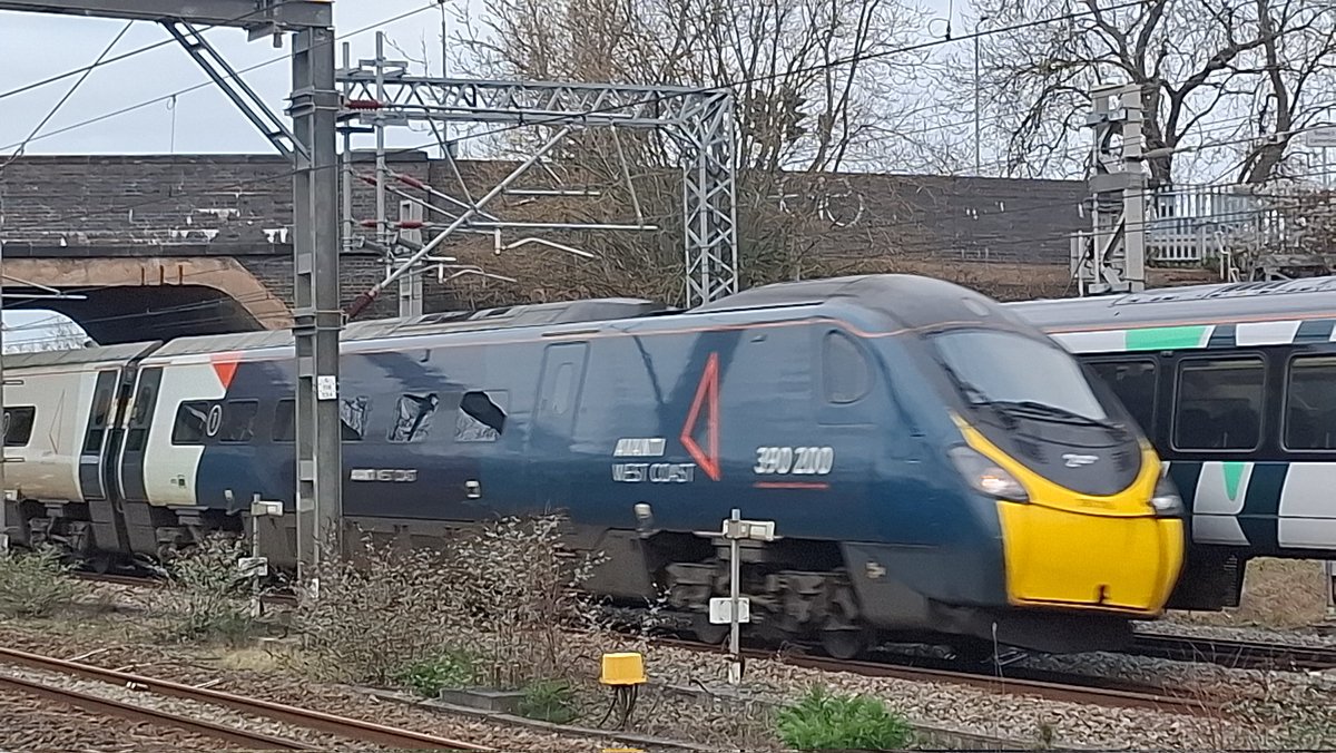 RbxTrains's tweet photo. More photos today at Lichfield Trent Valley including the Climatino (390 121), the Poppolino (390 151) and 390 200 (390 016) and DRS 68 002 https://t.co/kto6kquGHi