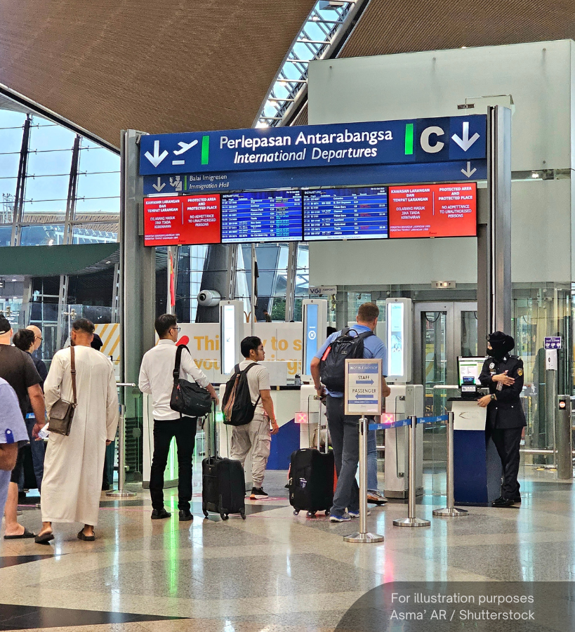 NewsBFM's tweet photo. Starting Jan 1, passengers flying internationally from KLIA Terminal 1 will undergo security checks at the departure gates instead of post-immigration areas.

The move aims to improve passenger flow, as the current layout can cause congestion during peak travel periods, said MOT.

🧵1
