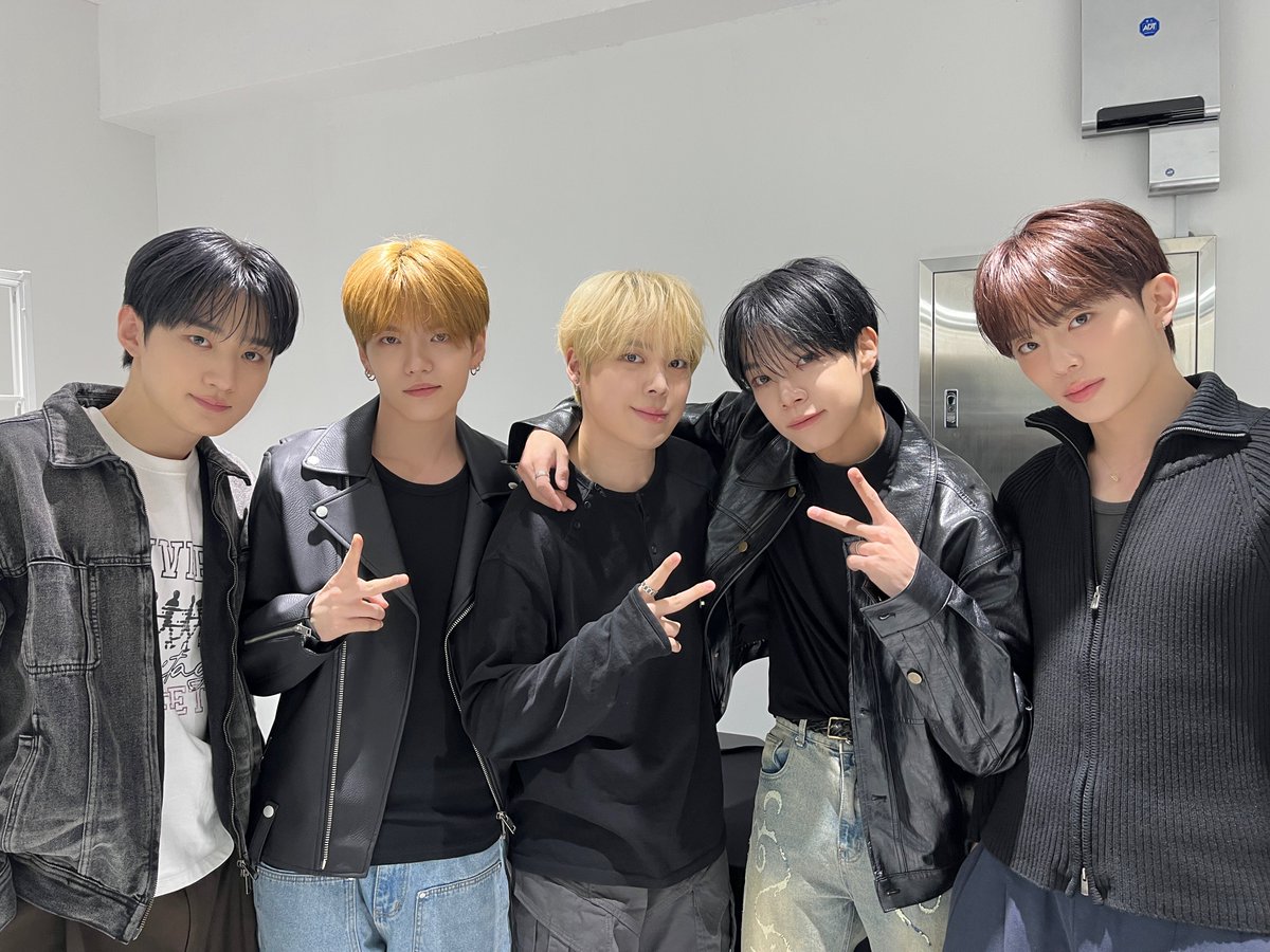 the_verivery_jp's tweet photo. 20251230
4th Single Album [Lost and Found]
発売記念オンラインイベントを終えた
#VERIVERY メンバーの写真をお届け💌

今回の活動もたくさんのご声援
本当にありがとうございました💜🤍

2026年もVERIVERRER幸せ溢れる1年にしましょう‼️

#ベリベリ #VRVR
#Lost_and_Found https://t.co/NVGnhBSVSG